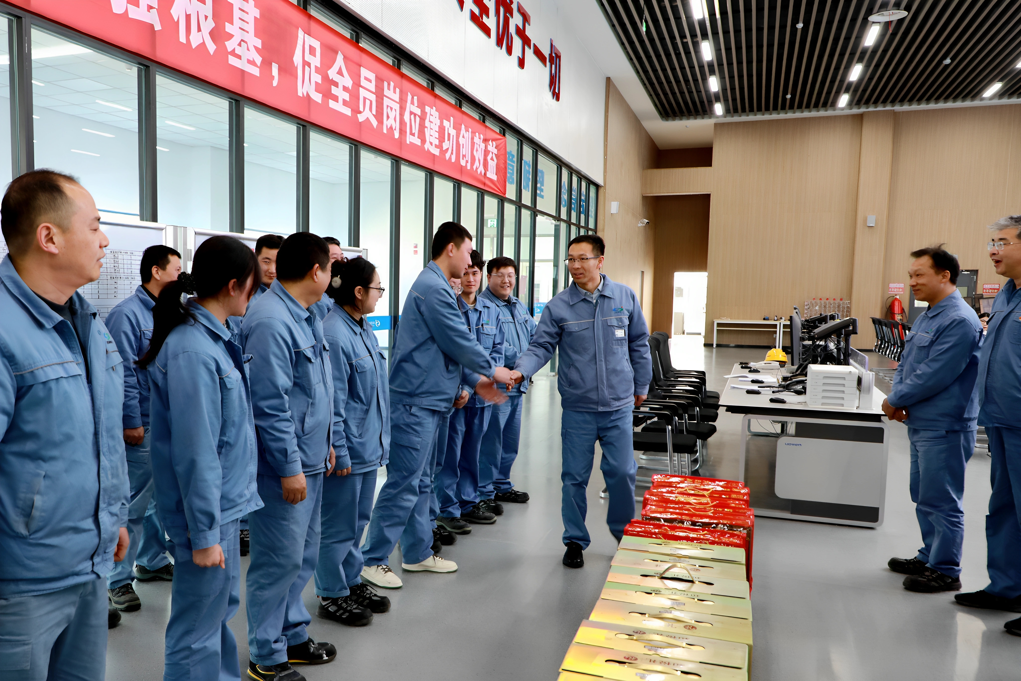 公司黨委書(shū)記、董事長(zhǎng)姜自成看望慰問(wèn)一線(xiàn)崗位干部員工